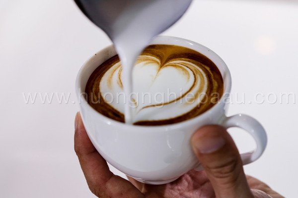 Ly Cappuccino với lớp foam sữa mịn và bột cacao rắc trên bề mặt