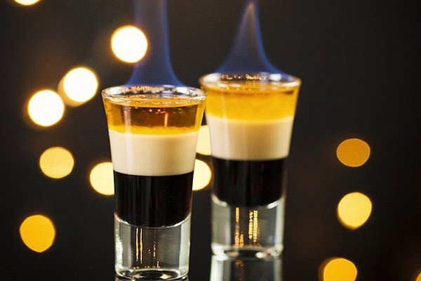 Ly Cocktail B52 ba tầng màu sắc đẹp mắt, minh họa sự nổi tiếng của thức uống B52 trong thế giới cocktail
