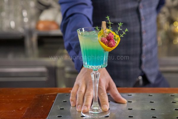 Ly cocktail cao với viền muối tinh tế, một phần quan trọng của nghệ thuật trang trí thức uống có cồn