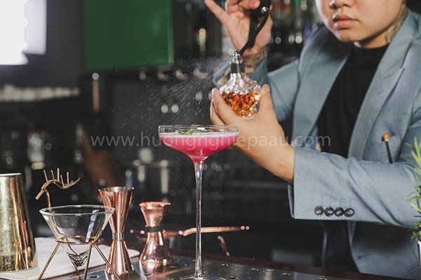 Ly cocktail được xịt hương thơm tinh tế
