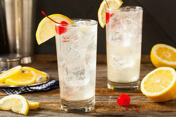 Ly cocktail Gin nước dừa thơm ngon với hương thảo mộc