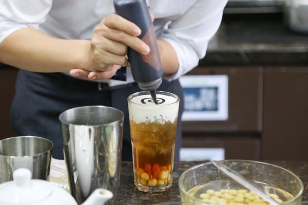 Ly hồng trà sủi bọt hoàn chỉnh với topping hấp dẫn