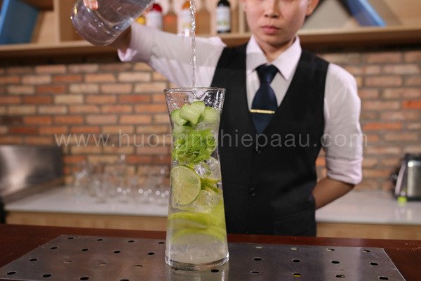 Ly nước detox táo dưa leo màu xanh mát mắt với trái cây tươi