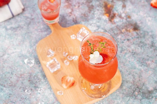 Ly nước ép dâu tây tươi mát và bổ dưỡng đã hoàn thành