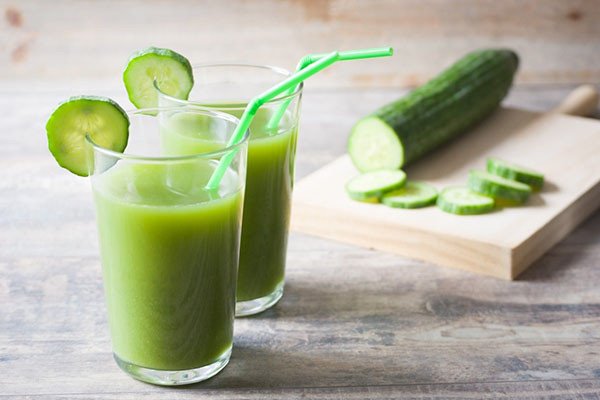 Ly nước ép dưa leo xanh mát mắt hấp dẫn