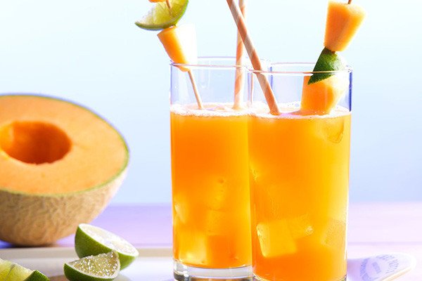 Ly nước ép dưa lưới vàng cam bắt mắt với lá bạc hà tươi