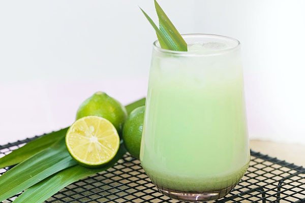 Ly nước sâm dứa sữa thơm ngon hoàn chỉnh, sẵn sàng thưởng thức