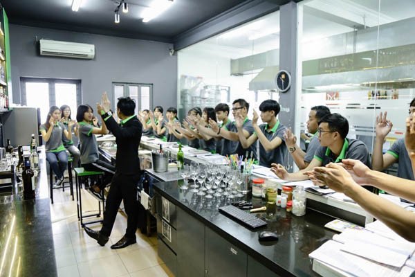 ly rượu vang chuyên dụng cho cách phục vụ rượu vang