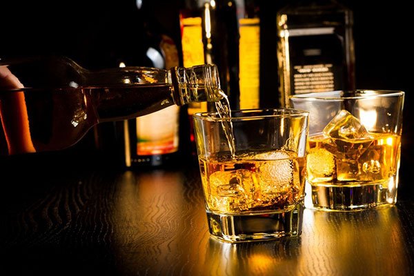 Ly rượu Whisky màu hổ phách
