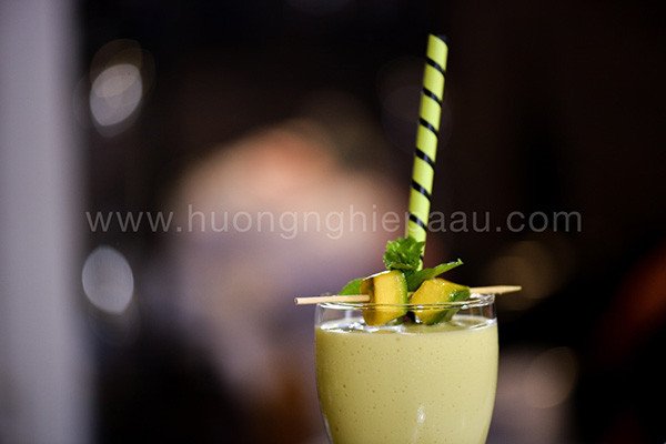 Ly sinh tố bơ thơm ngon, béo ngậy được trang trí đẹp mắt với miếng bơ