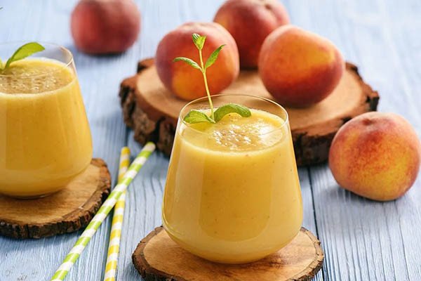 Ly sinh tố đào thơm ngon, màu sắc hấp dẫn sẵn sàng thưởng thức