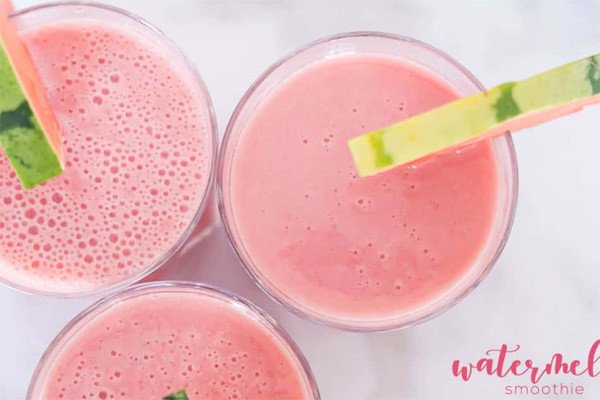 Ly sinh tố dưa hấu thành phẩm sánh mịn, màu hồng bắt mắt