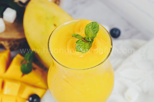 Ly sinh tố xoài vàng óng, tươi mát, giàu vitamin A và các dưỡng chất tốt cho sức khỏe