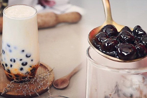 Ly sữa chua trân châu đường đen hấp dẫn, món tráng miệng giải khát tại nhà