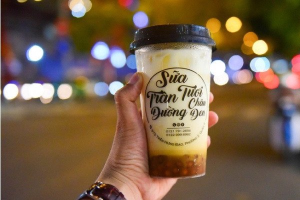 Ly sữa tươi trân châu đường đen hấp dẫn nhưng cần kiểm soát lượng calo