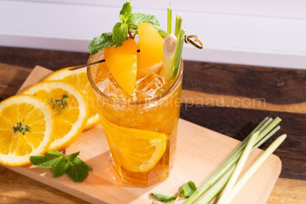 Ly trà đào cam sả thơm ngon, trang trí thêm lát cam và nhánh sả tươi