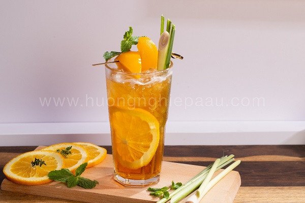 Ly trà đào cam sả thơm ngon với lát cam và lá bạc hà