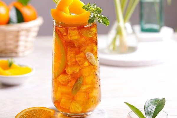Ly trà đào dầm mát lạnh với miếng đào và trân châu trắng