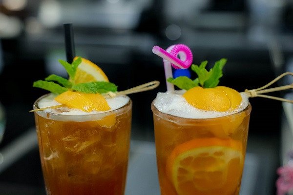 Ly trà đào truyền thống với đá và miếng đào tươi