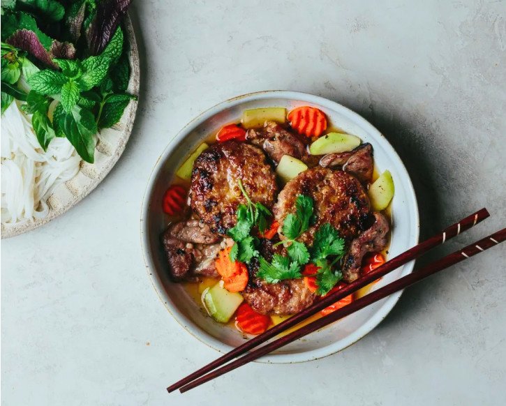 Mâm bún chả Hà Nội đầy đặn với thịt nướng, chả viên, bún tươi và rau sống