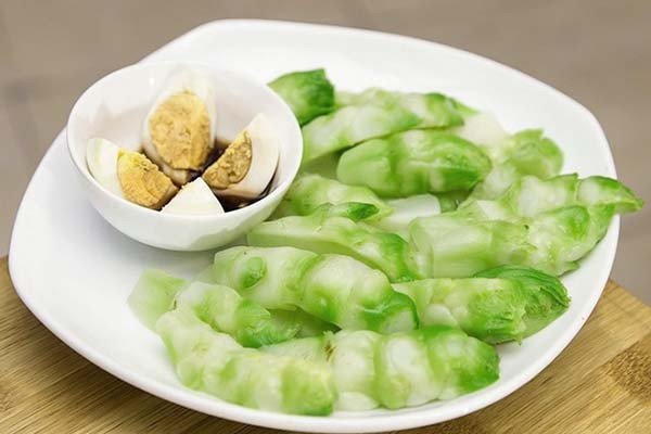 Cách Chế Biến Mầm Đá Đậm Đà: Từ Xào Thịt Bò Đến Luộc Thanh Mát Mầm đá luộc xanh tươi giữ trọn độ giòn