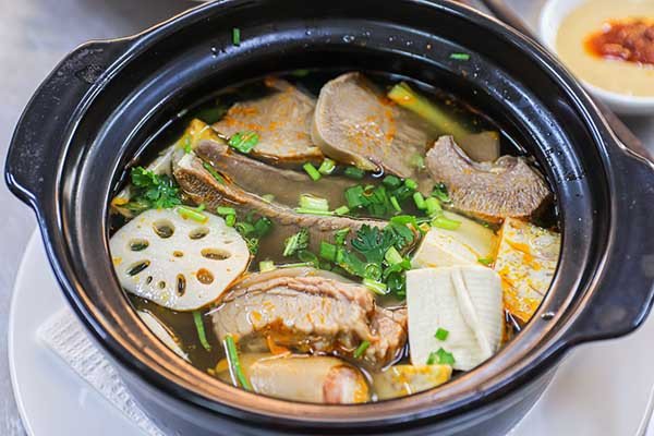 Mâm lẩu bò thập cẩm đầy đủ nguyên liệu chuẩn bị thưởng thức