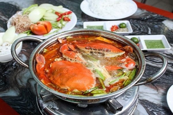 mâm lẩu cua biển chua cay hấp dẫn đã sẵn sàng để thưởng thức