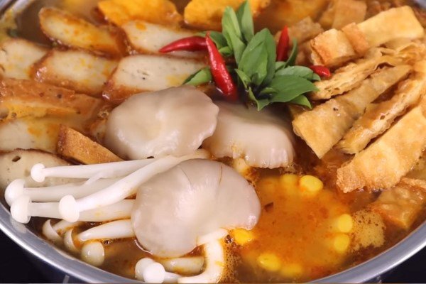 Mâm lẩu Thái chay thập cẩm đã hoàn chỉnh, với nước lẩu chua cay đậm đà, hấp dẫn, thích hợp cho bữa ăn ấm cúng