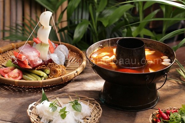 Mâm lẩu tổng hợp với tôm, thịt bò và rau xanh tươi ngon