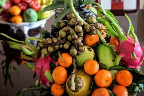 Mâm ngũ quả miền Nam đặc trưng với các loại quả mang ý nghĩa cầu sung vừa đủ xài