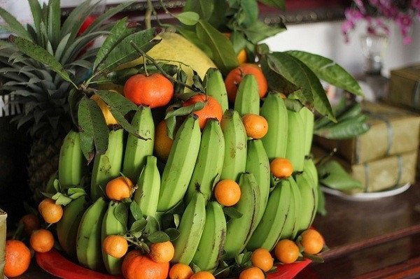 Mâm ngũ quả ngày Tết miền Bắc với nải chuối xanh nâng đỡ các loại quả khác