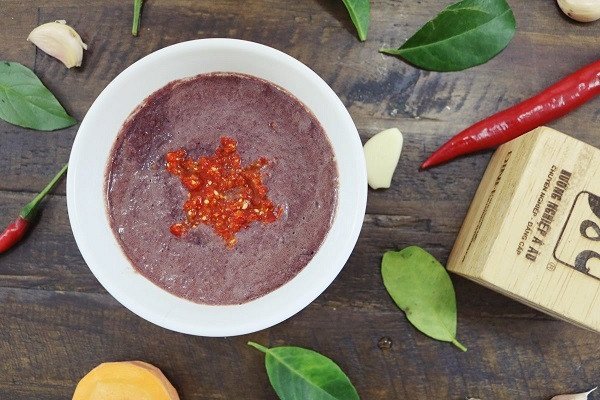 Mắm tôm pha sẵn với ớt và quất