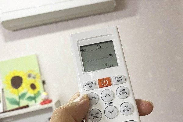 Màn hình remote máy lạnh LG hiển thị thời gian, hướng dẫn cách chỉnh giờ trên thiết bị điều khiển