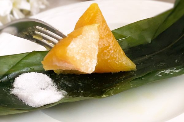 Mật mía vàng óng, sánh mịn, chấm bánh tro rất hợp
