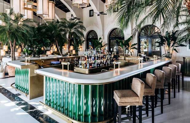 Mẫu quầy Bar hình tròn chữ O tạo điểm nhấn độc đáo và tương tác khách hàng