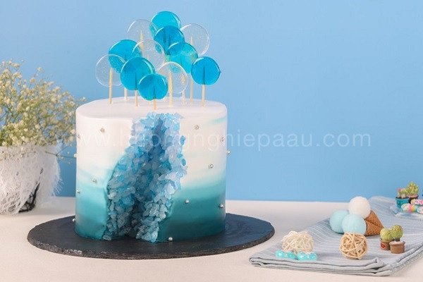 Mẫu trang trí bánh kem hiện đại với tông màu pastel và hoa trang trí