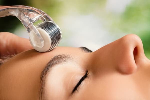 Máy lăn kim chuyên dụng đang được sử dụng để điều trị bề mặt da.
