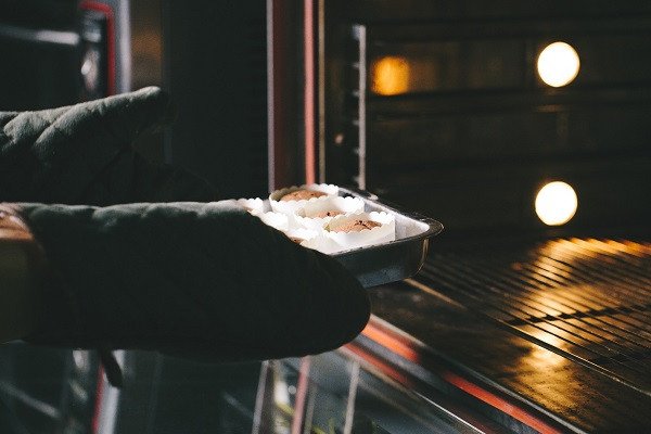 Mẻ bánh cupcake socola đang nướng trong lò vàng đều.