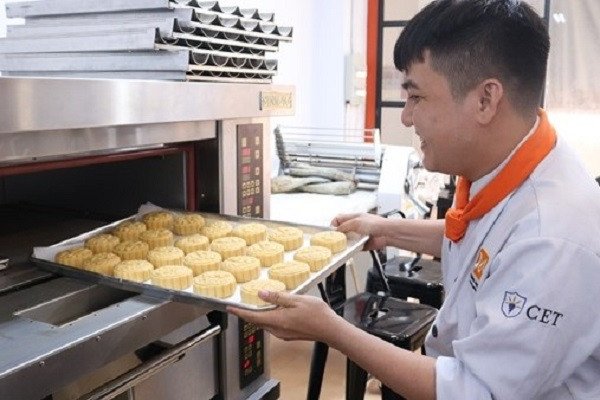 Mẻ bánh trung thu thập cẩm gà quay vàng óng sau khi nướng