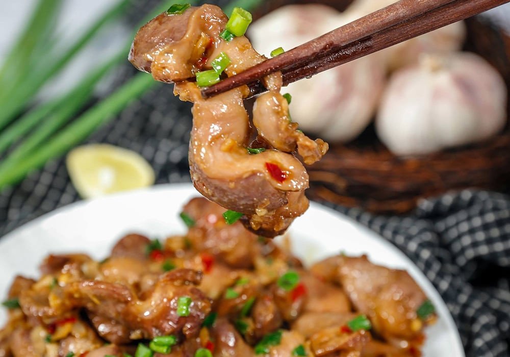 Mề gà xào sa tế đậm đà, cay nồng kích thích vị giác