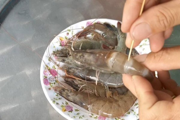 Mẹo làm sạch chỉ tôm nhanh chóng