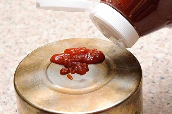 Mẹo làm sạch nồi bị cháy khét hiệu quả bằng xốt cà chua