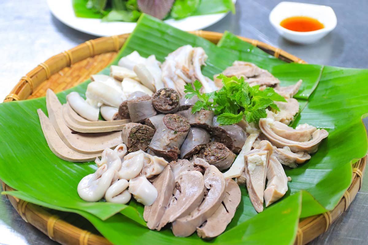 Mẹt lòng heo bày trí đẹp mắt