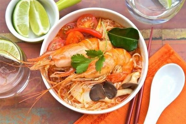 mì gói trứng tôm thơm ngon, bổ dưỡng với rau củ và tôm tươi