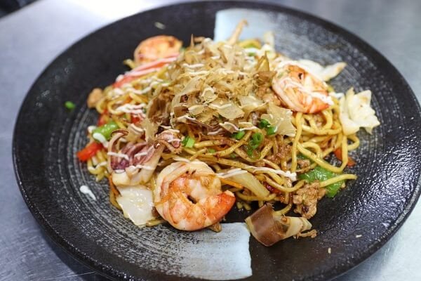 Mì xào kiểu Nhật Yakisoba hấp dẫn do học viên thực hiện