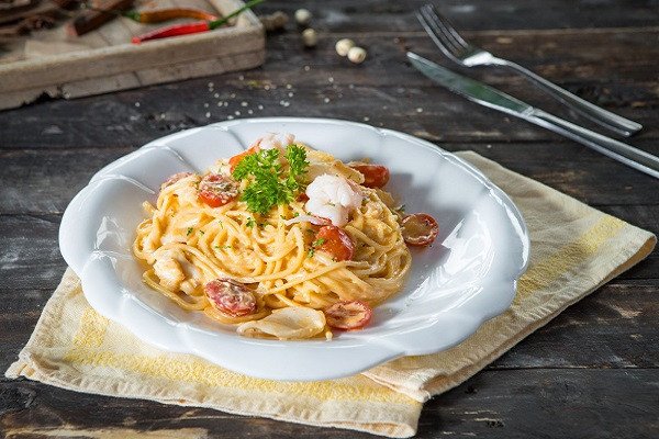 Mì Ý sốt kem tươi và thịt xông khói, món ăn hấp dẫn chế biến từ kem sữa tươi