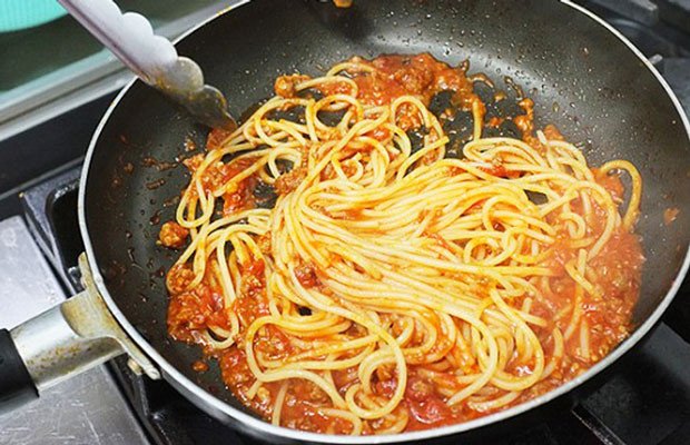 Mì Ý Spaghetti được trộn đều với sốt thịt bò bằm sánh mịn, sẵn sàng cho món ăn