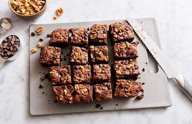 Miếng bánh brownie chocolate đậm đà, ẩm mềm, là bánh ngọt không cần lò nướng phổ biến và rất dễ thực hiện.