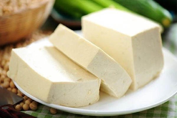 miếng đậu phụ tươi được trụng qua nước sôi để làm sạch