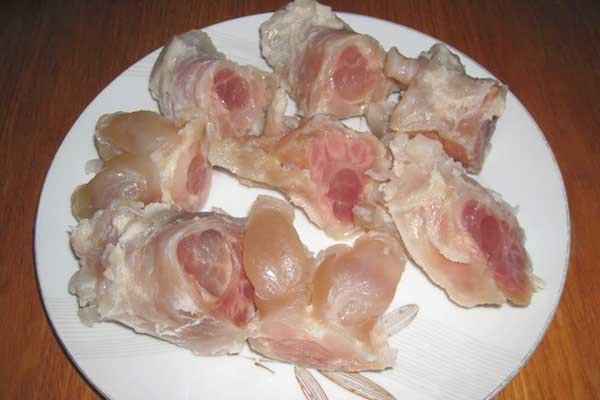 Miếng gân bò tươi ngon được chọn lọc kỹ càng cho món gân bò cháy tỏi